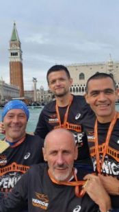 QUATTRO MARATONISTI IN GONDOLETA